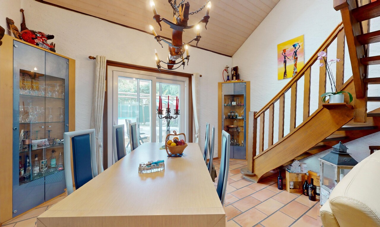 salle à manger avec lustre remarquable, escaliers, sol en carrelage, tile floor, et lumière naturelle