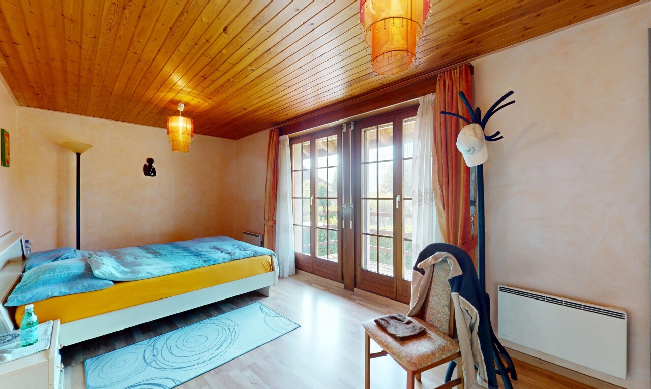 chambre avec portes-fenêtres, lumière naturelle, natural light, cloison sèche, et drywall