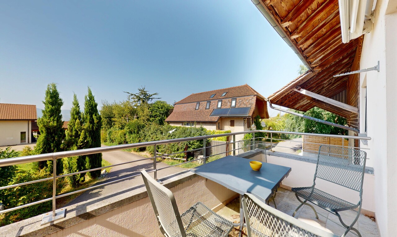 balcon avec day time, terrasse, coin repas extérieur, et from property