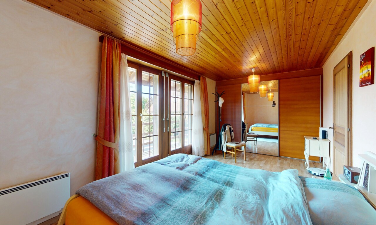chambre avec radiateur, portes-fenêtres, inside property, lumière naturelle, et natural light