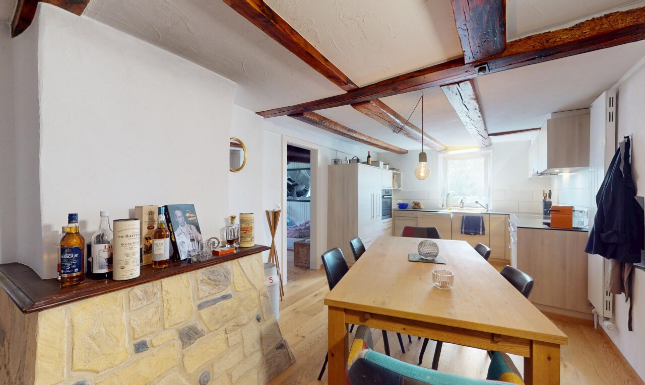salle à manger avec inside property, sol en finition bois, wood finish floor, plafond à poutres, et beamed ceiling