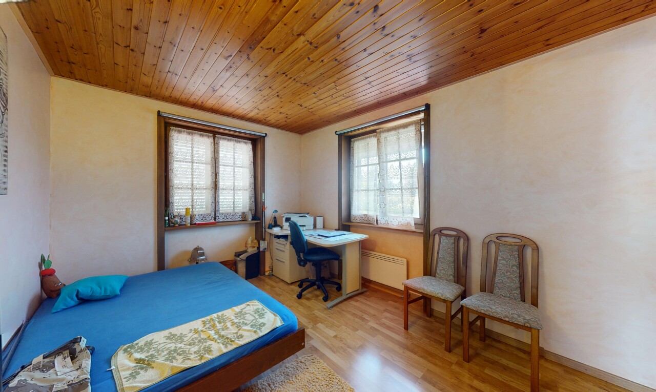 chambre avec sol en finition bois, wood finish floor, lumière naturelle, natural light, et inside property