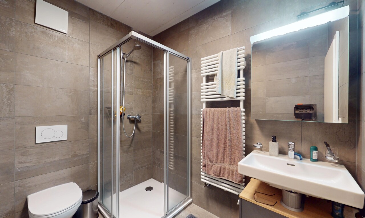 salle de bains avec miroir, radiateur, inside property, salle de bain complète, et douche