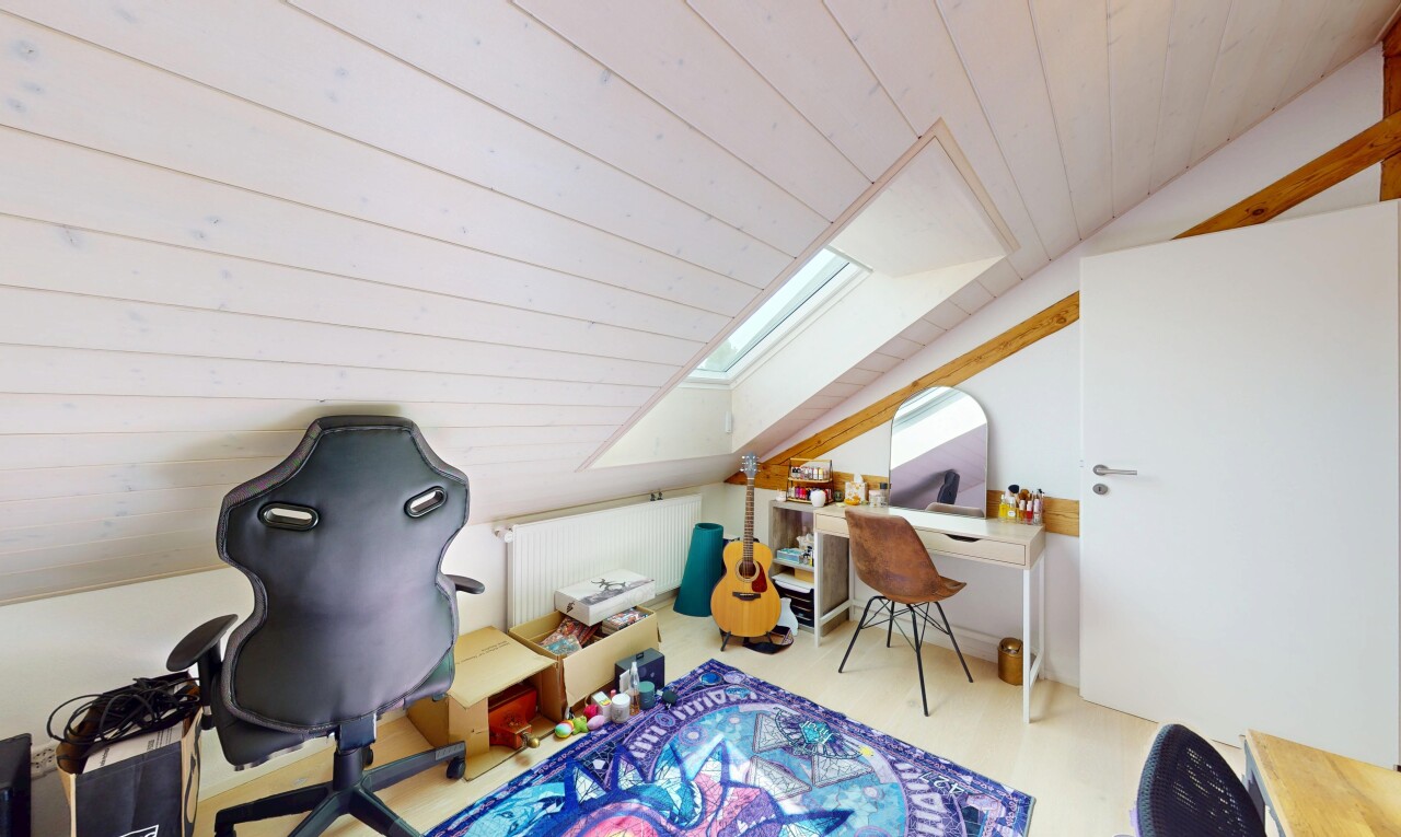 bureau avec puits de lumière, espace bureau, plafond voûté, vaulted ceiling, et pièce supplémentaire
