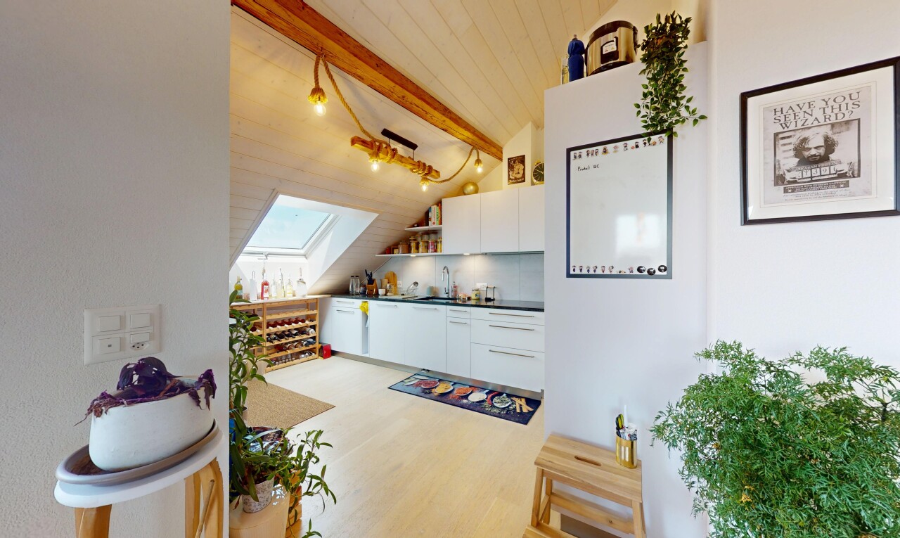 cuisine avec plafond à poutres, beamed ceiling, armoires blanches, étagères ouvertes, et inside property