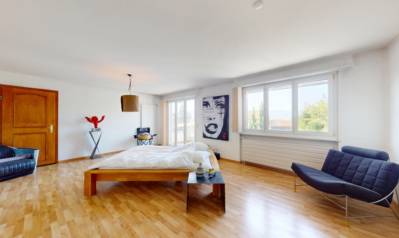 chambre avec lumière naturelle, natural light, sol en finition bois, wood finish floor, et cloison sèche