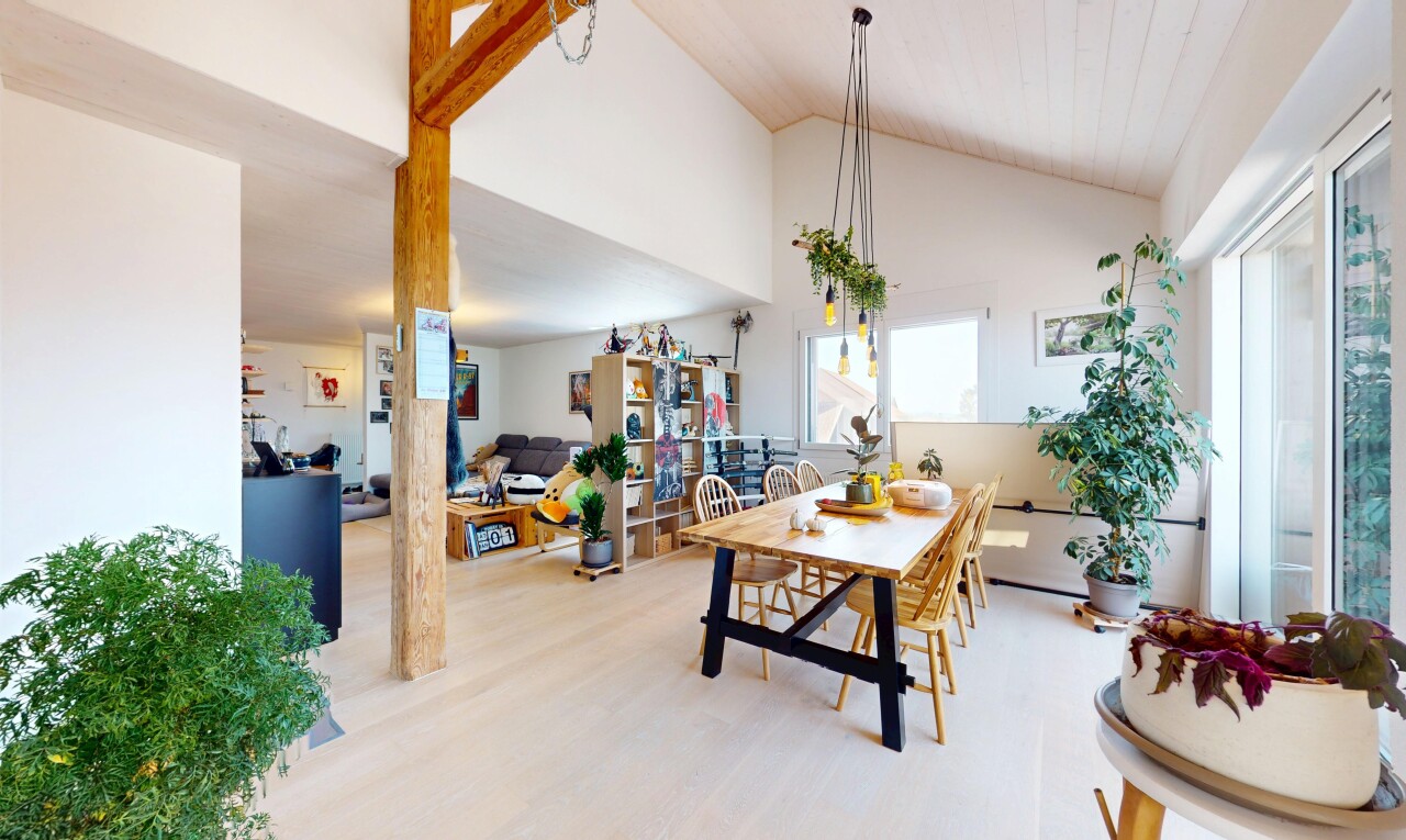 salle à manger avec plafond voûté, vaulted ceiling, inside property, lumière naturelle, et natural light