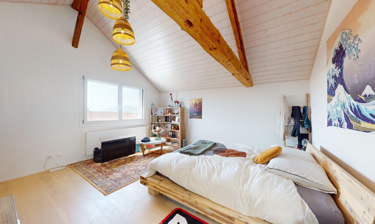 chambre avec plafond à poutres, beamed ceiling, inside property, plafond voûté, et vaulted ceiling