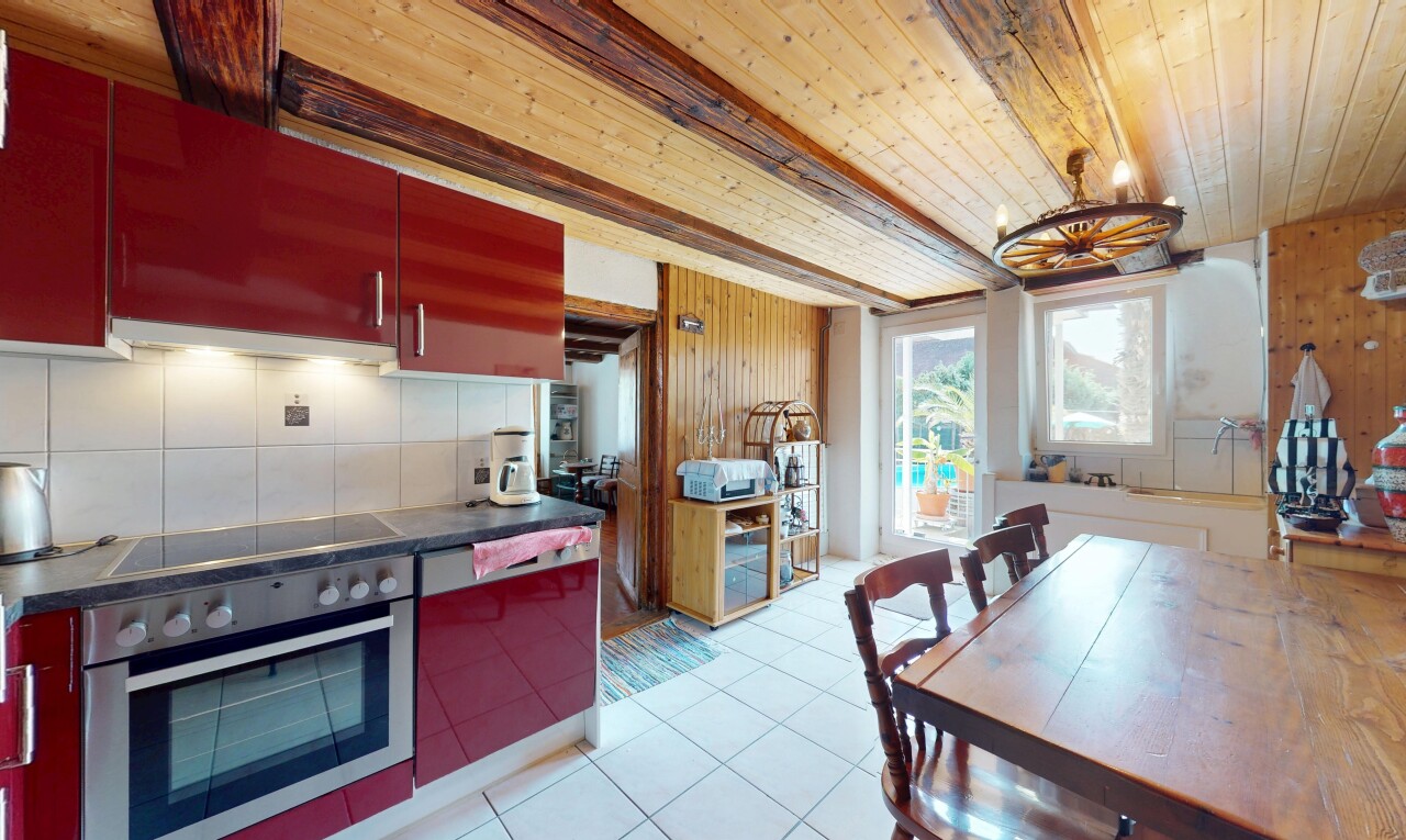 cuisine avec four, dosseret, backsplash, inside property, et sol en carrelage