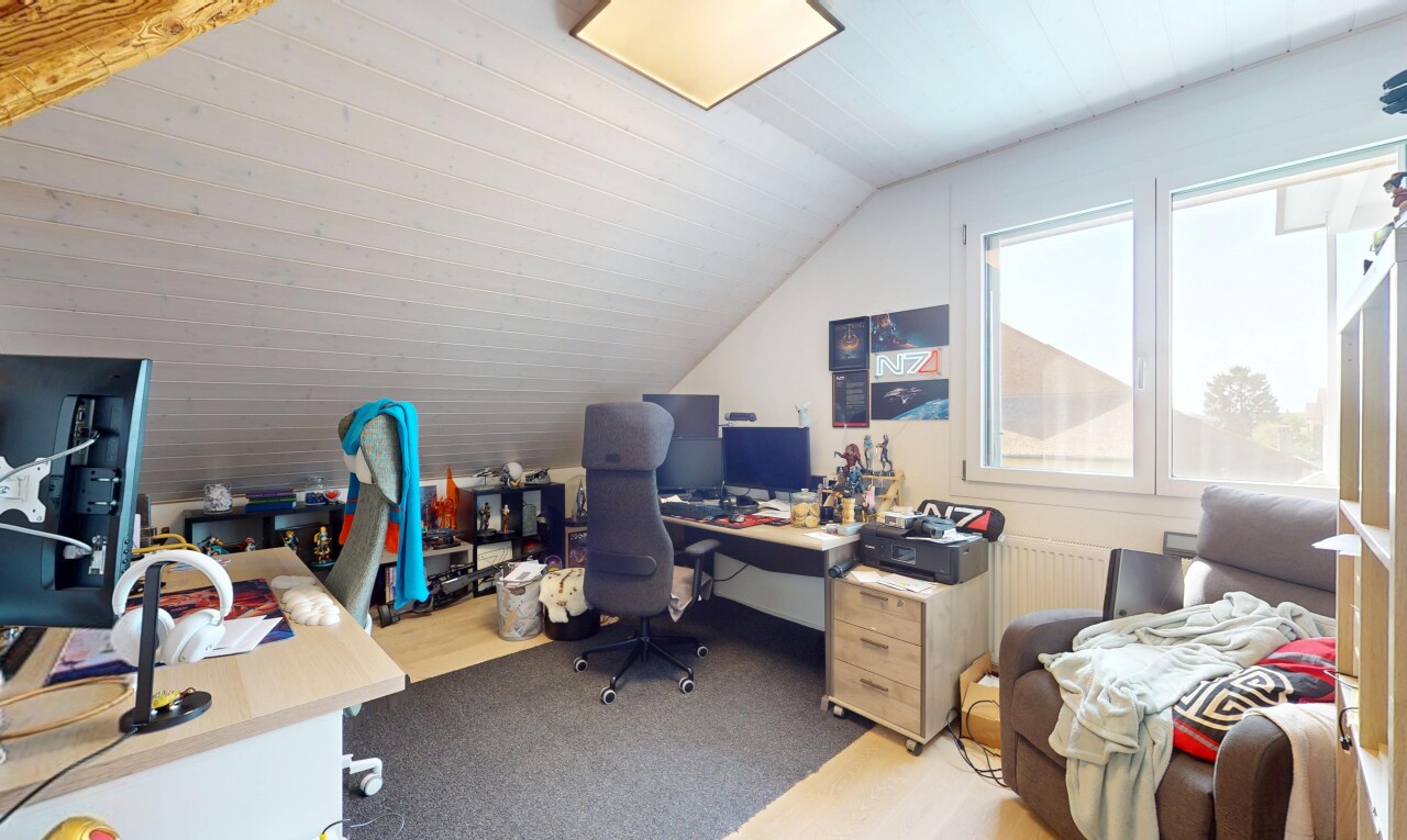 bureau avec plafond voûté, vaulted ceiling, plafond bas, low ceiling, et inside property