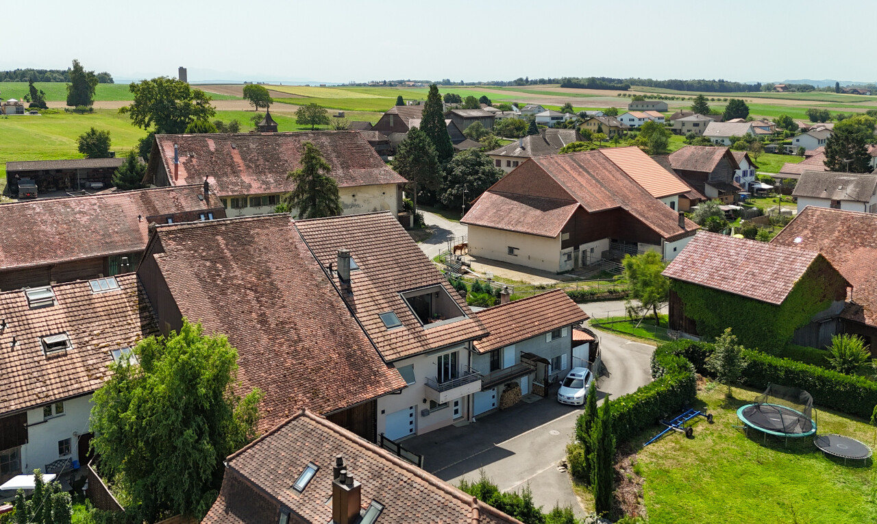 façade avec vue résidentielle, residential view, drone view, et day time