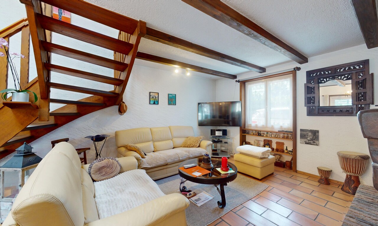 salon avec télévision, inside property, plafond à poutres, beamed ceiling, et lumière naturelle