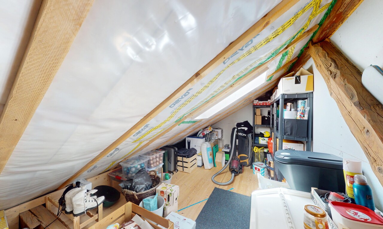 détails avec attic / basement / garage, sol en finition bois, wood finish floor, attic, et floor