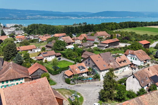 vue sur la mer avec day time, vue résidentielle, residential view, vue sur l'eau, et water view