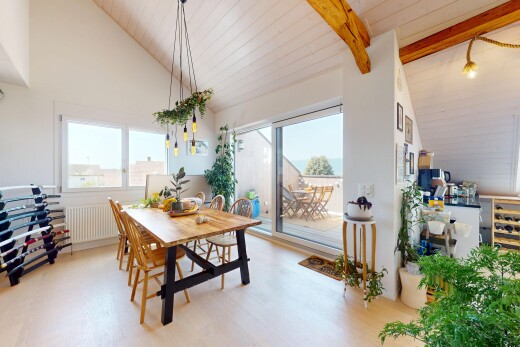esszimmer mit day time, dachschräge, vaulted ceiling, natürliches licht, und natural light