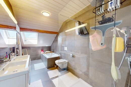 salle de bains avec plafond voûté, vaulted ceiling, salle de bain complète, douche, et inside property