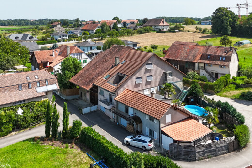 außenansicht mit drone view, ziegeldach, wohngebietblick, residential view, und power lines view