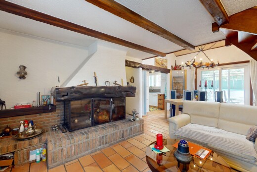 wohnzimmer mit inside property, natürliches licht, natural light, balkendecke, und beamed ceiling