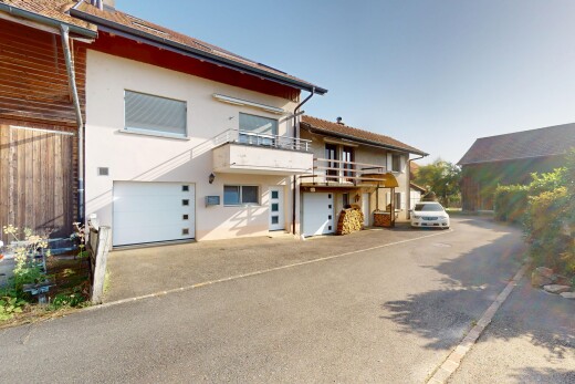außenansicht mit balkon, stuckverkleidung, day time, property visible, und auffahrt