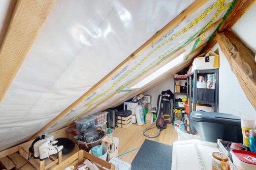 détails avec attic / basement / garage, sol en finition bois, wood finish floor, attic, et floor