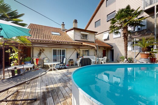 piscine avec terrasse, day time, coin repas extérieur, et piscine