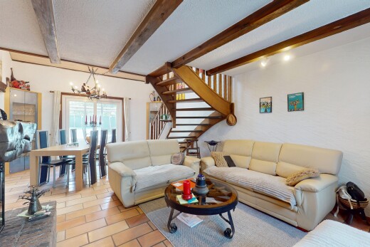 salon / salle à manger avec inside property, lustre remarquable, escaliers, lumière naturelle, et natural light