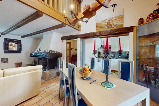 wohn- / esszimmer mit inside property, gipskartonwand, drywall, balkendecke, und beamed ceiling