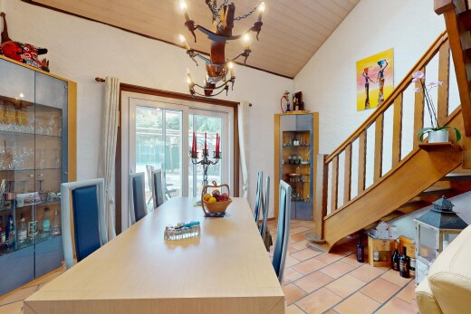 esszimmer mit bemerkenswerter kronleuchter, treppen, fliesenboden, tile floor, und natürliches licht