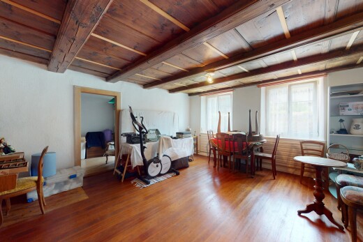 gym avec beamed ceiling, inside property, sol en finition bois, wood finish floor, et lumière naturelle