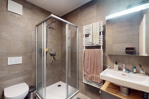 salle de bains avec miroir, radiateur, inside property, salle de bain complète, et douche