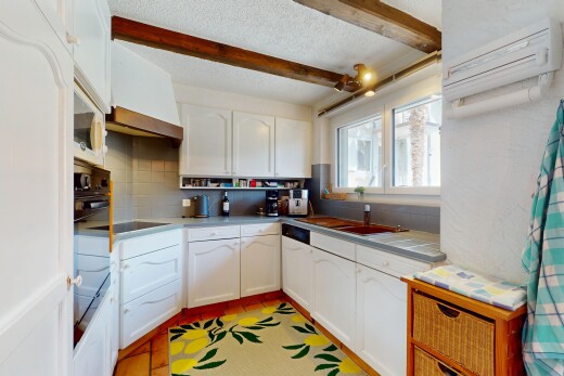 cuisine avec armoires en arc, lumière naturelle, natural light, dosseret, et backsplash