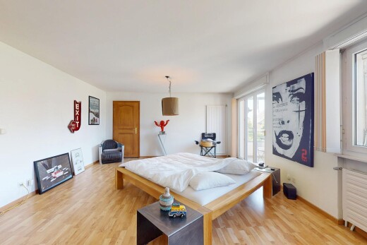 zimmer / schlafzimmer mit inside property, kühler, holzfußboden, wood finish floor, und natürliches licht
