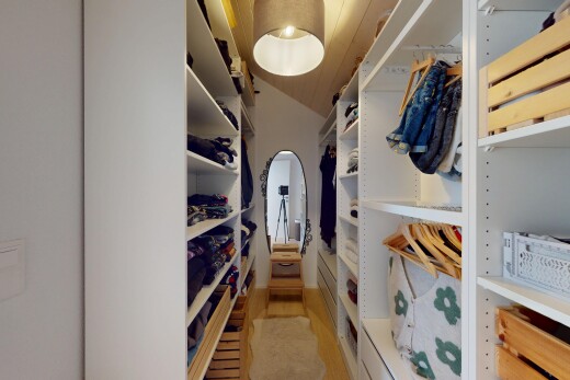 dressing avec plafond voûté, vaulted ceiling, sol en finition bois, et wood finish floor