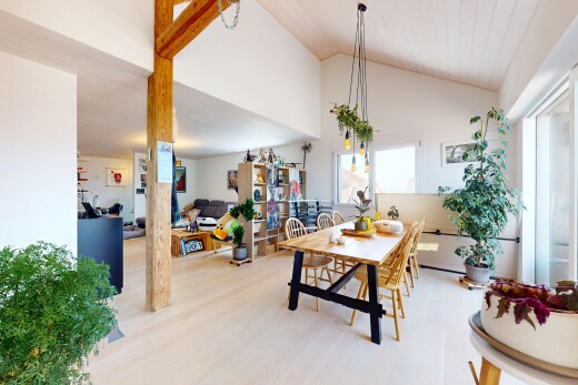 esszimmer mit dachschräge, vaulted ceiling, inside property, natürliches licht, und natural light