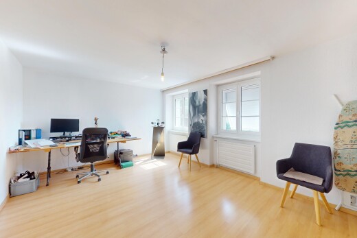 büro mit bürobereich, natürliches licht, natural light, holzfußboden, und wood finish floor