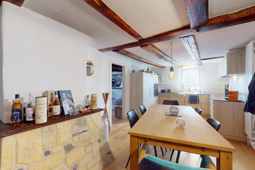 esszimmer mit inside property, holzfußboden, wood finish floor, balkendecke, und beamed ceiling