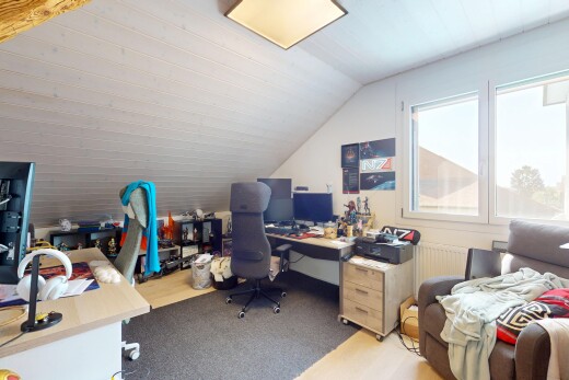 bureau avec plafond voûté, vaulted ceiling, plafond bas, low ceiling, et inside property
