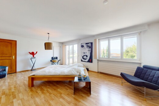zimmer / schlafzimmer mit natürliches licht, natural light, holzfußboden, wood finish floor, und gipskartonwand