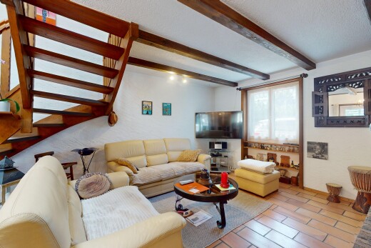 wohnzimmer mit fernseher, inside property, balkendecke, beamed ceiling, und natürliches licht