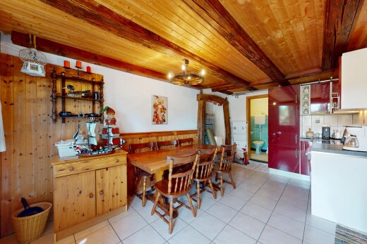 salle à manger avec mur en bois, wood wall, inside property, sol en carrelage, et tile floor