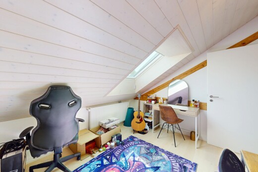 bureau avec puits de lumière, espace bureau, plafond voûté, vaulted ceiling, et pièce supplémentaire