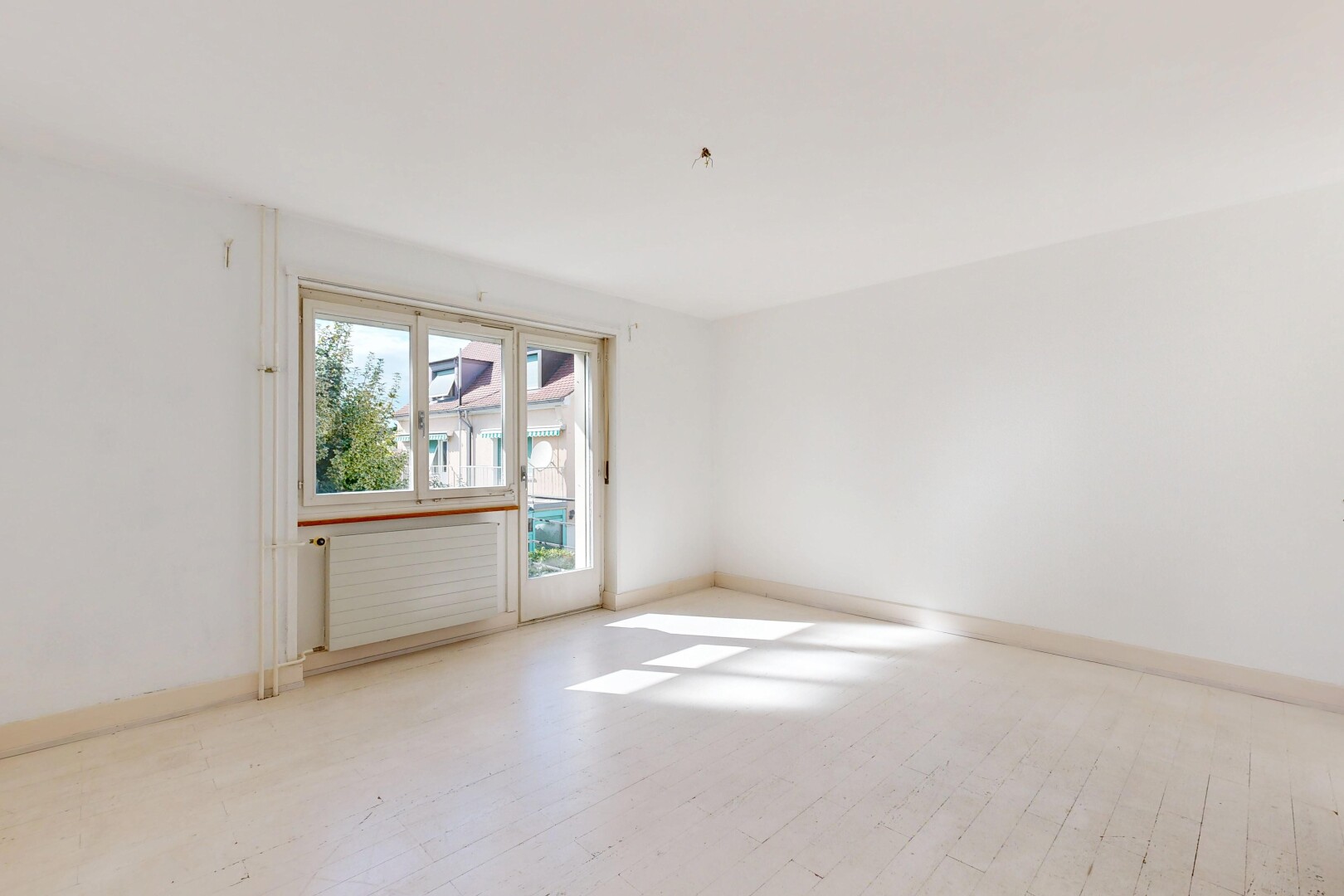 leerer raum mit kühler, drywall, gipskartonwand, wood finish floor, und holzfußboden