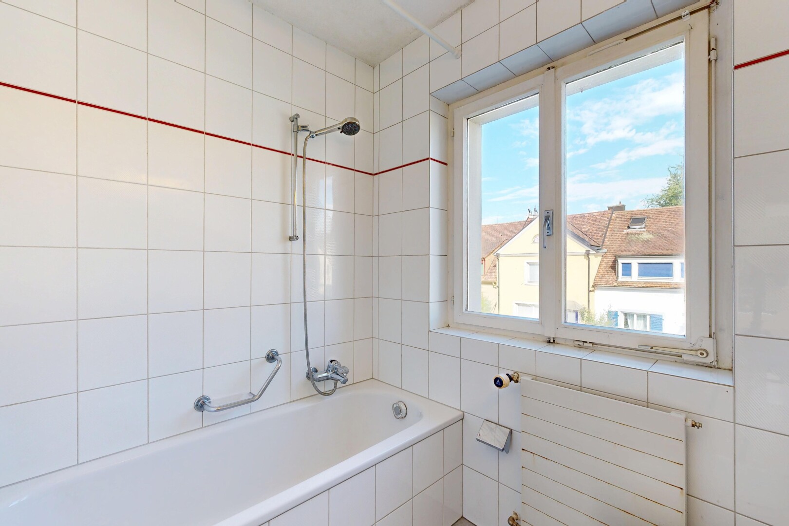 bad mit kühler, fliesenwand, tile wall, kombiniertes bad / dusche, und day time