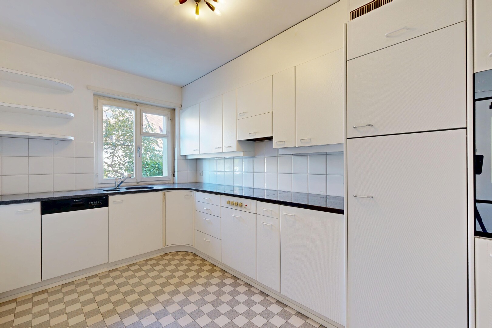 küche mit dark countertops, arbeitsplatten, vinylboden, vinyl floor, und light floor