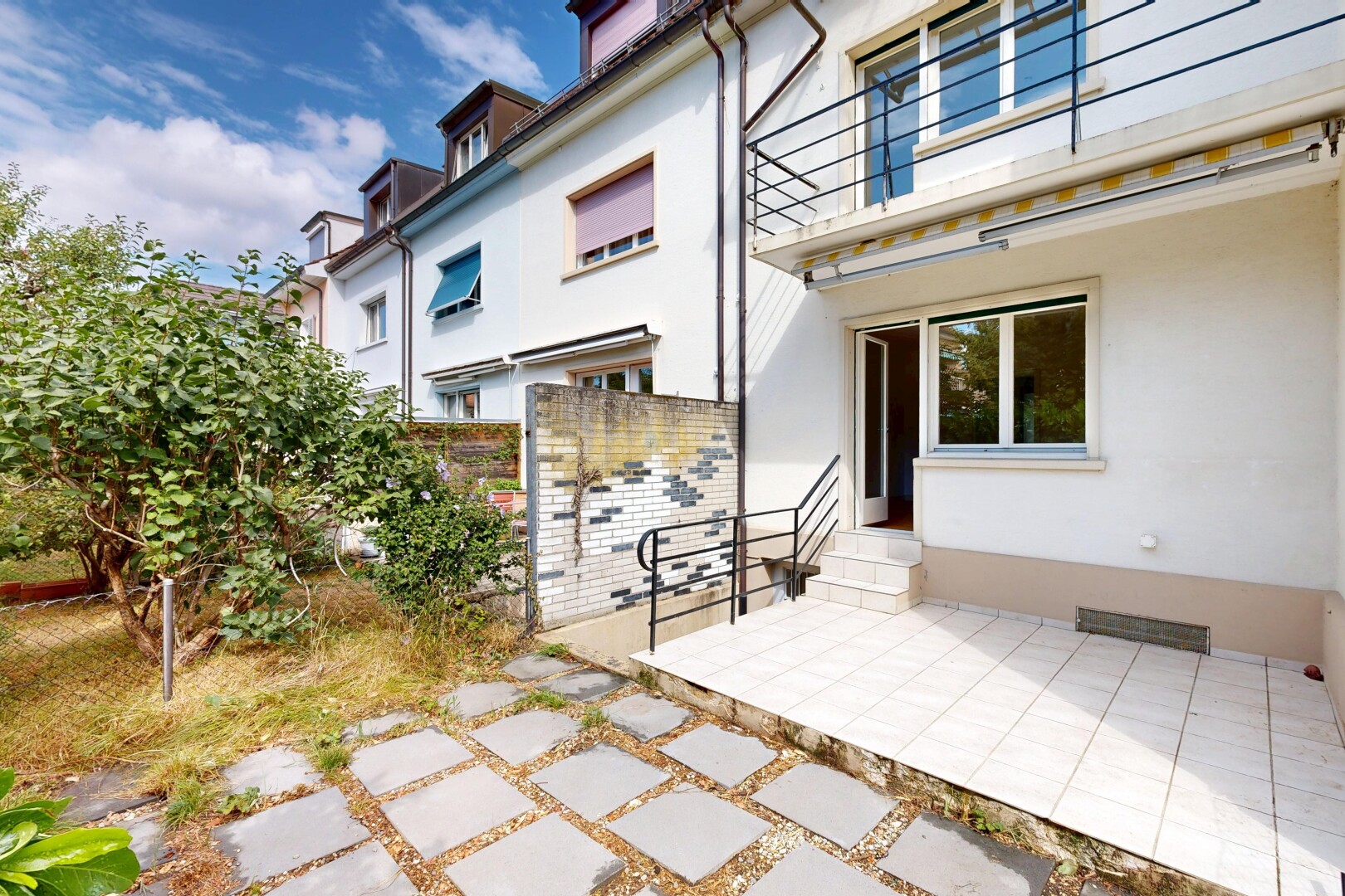 außenansicht mit stuckverkleidung, day time, und balkon