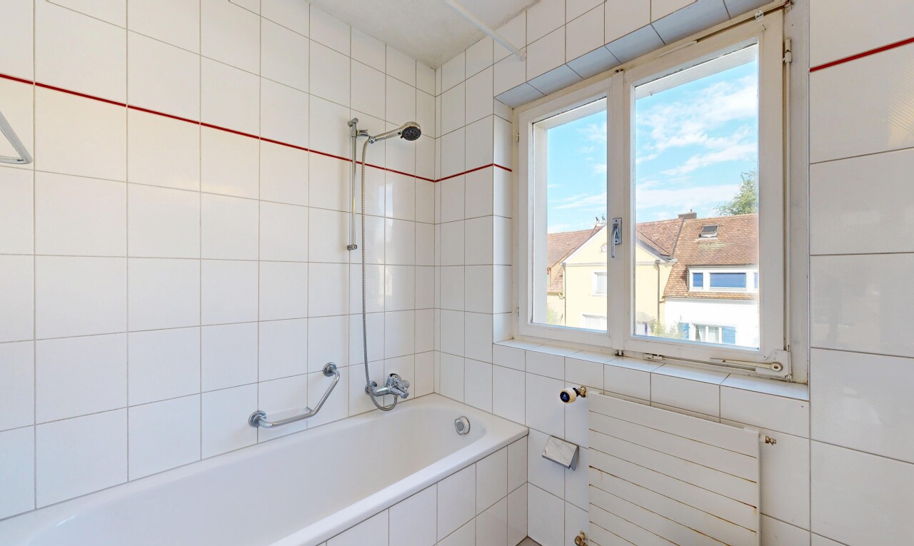 bad mit kühler, fliesenwand, tile wall, kombiniertes bad / dusche, und day time
