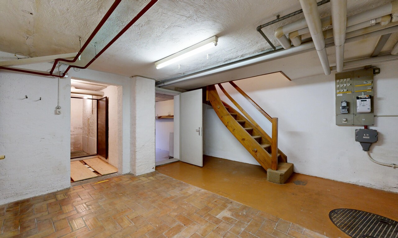 treppe mit treppen, keller, inside property, textured ceiling, und spritzputz decke