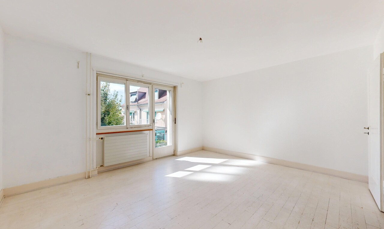 leerer raum mit kühler, drywall, gipskartonwand, wood finish floor, und holzfußboden