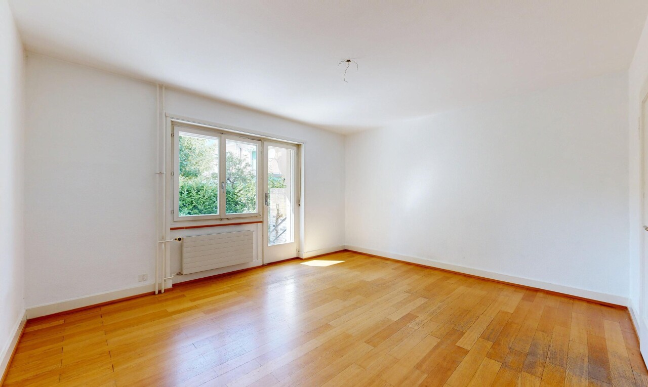 leerer raum mit kühler, drywall, gipskartonwand, wood finish floor, und holzfußboden