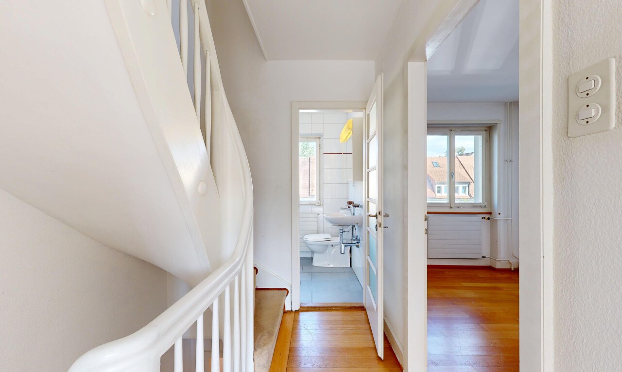 halle / korridor mit wood finish floor, holzfußboden, kühler, treppen, und inside property